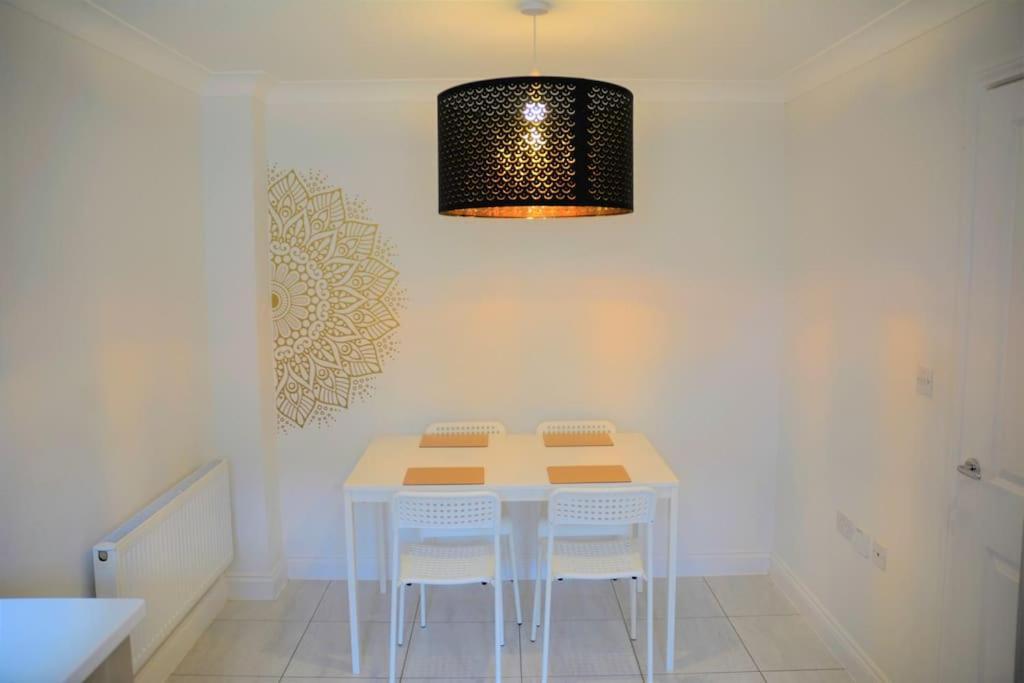 Modern Town House In Cotswolds - 3 Double Bedrooms Witney Buitenkant foto