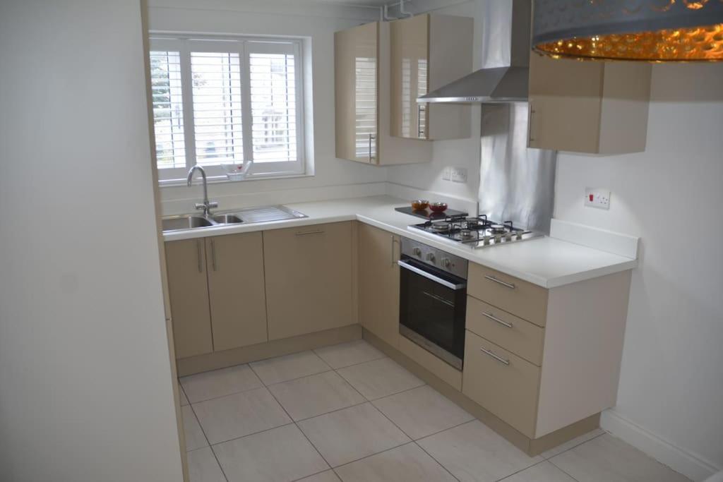 Modern Town House In Cotswolds - 3 Double Bedrooms Witney Buitenkant foto