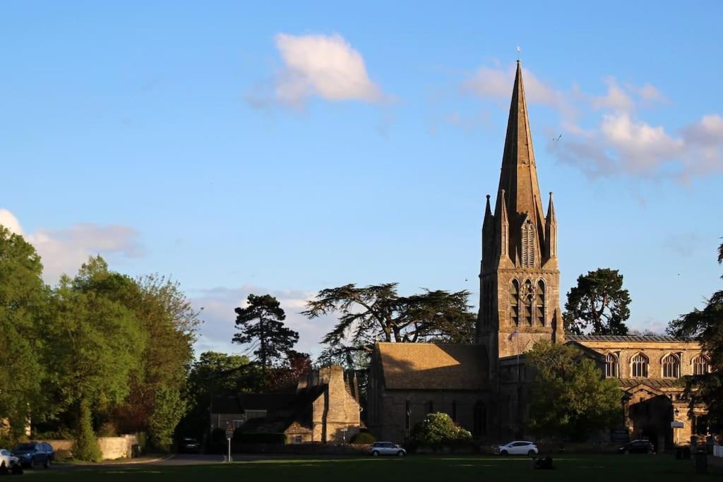 Modern Town House In Cotswolds - 3 Double Bedrooms Witney Buitenkant foto