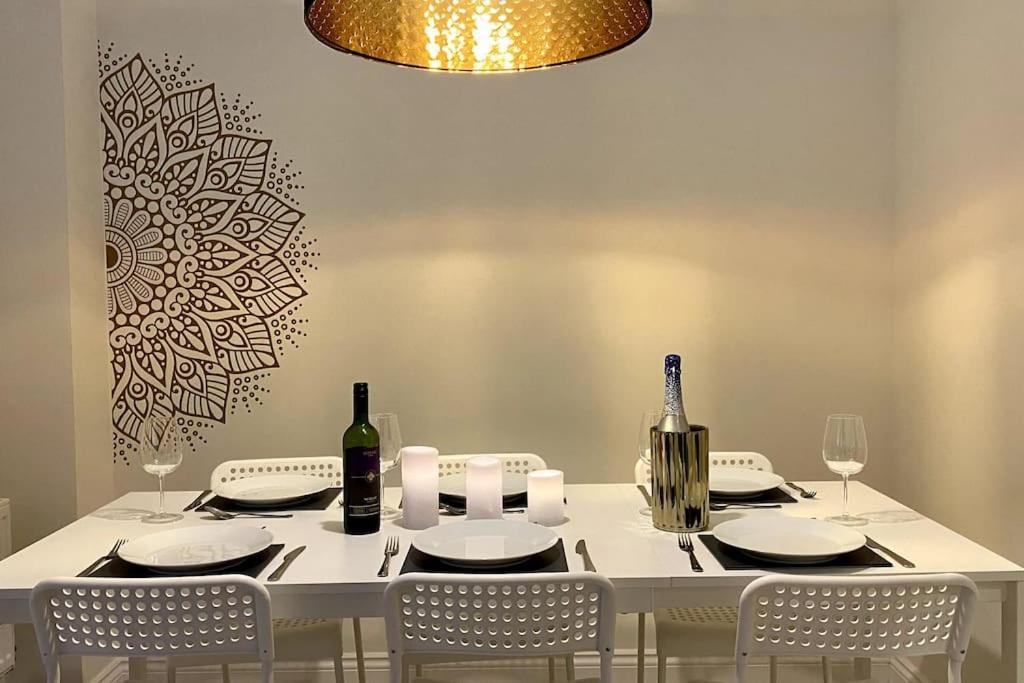 Modern Town House In Cotswolds - 3 Double Bedrooms Witney Buitenkant foto