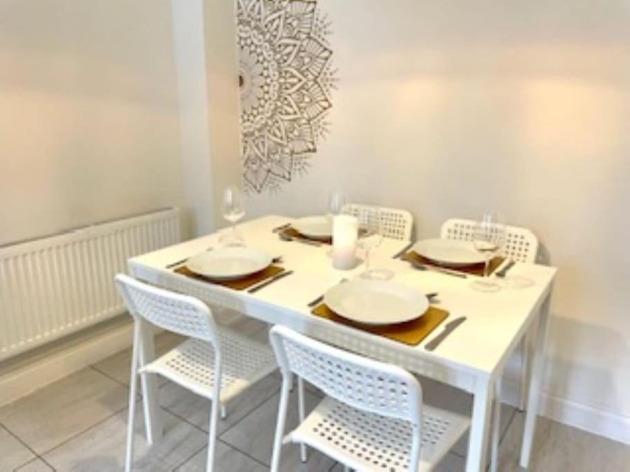 Modern Town House In Cotswolds - 3 Double Bedrooms Witney Buitenkant foto