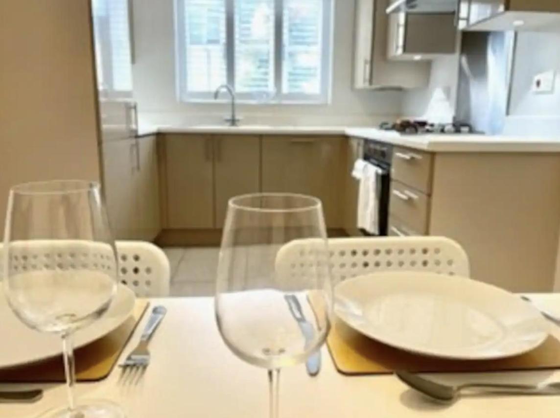 Modern Town House In Cotswolds - 3 Double Bedrooms Witney Buitenkant foto